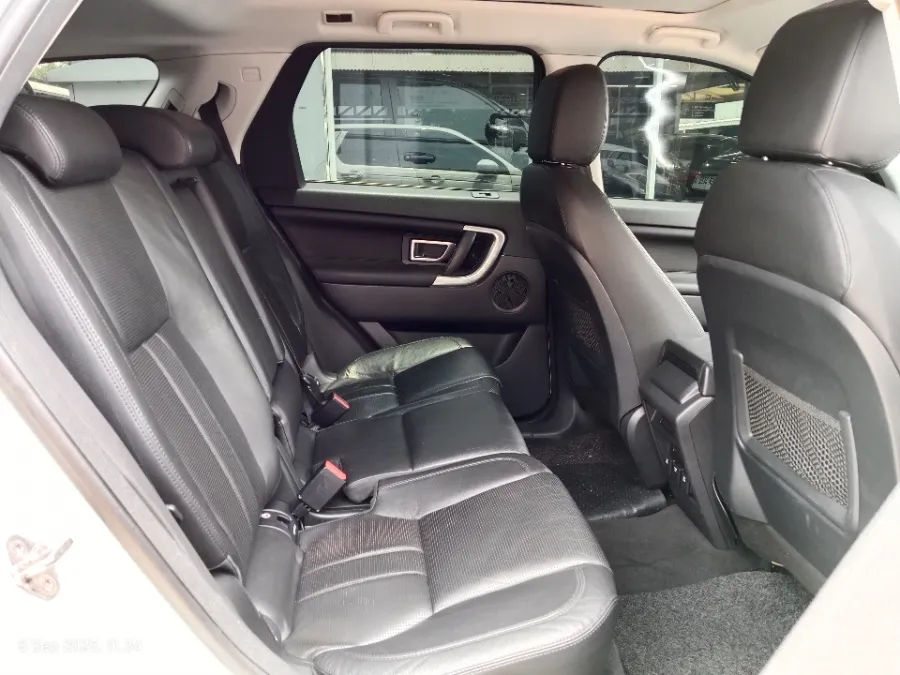 Foto Mobil Bekas Kabin Belakang Land Rover Discovery Sport 2.0 HSE tahun 2015