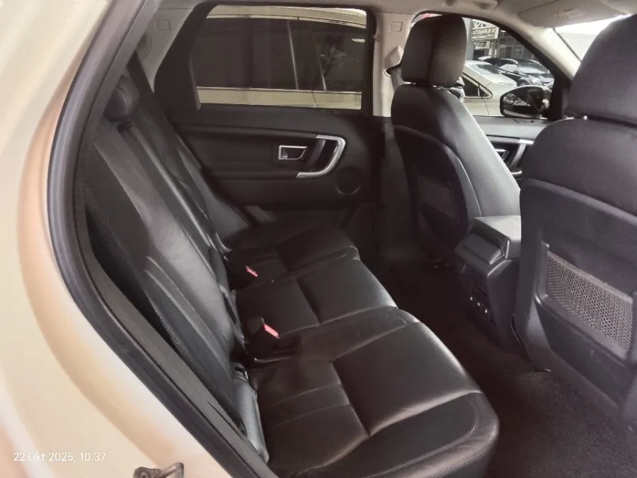 Foto Mobil Bekas Kabin Belakang Land Rover Discovery Sport 2.0 HSE tahun 2015