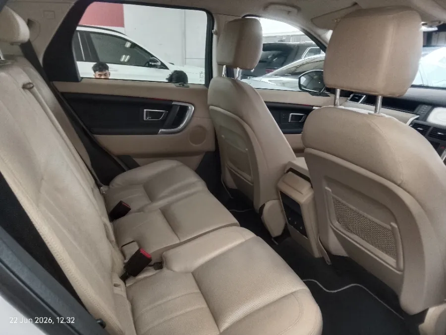 Foto Mobil Bekas Kabin Belakang Land Rover Discovery Sport 2.0 HSE tahun 2015