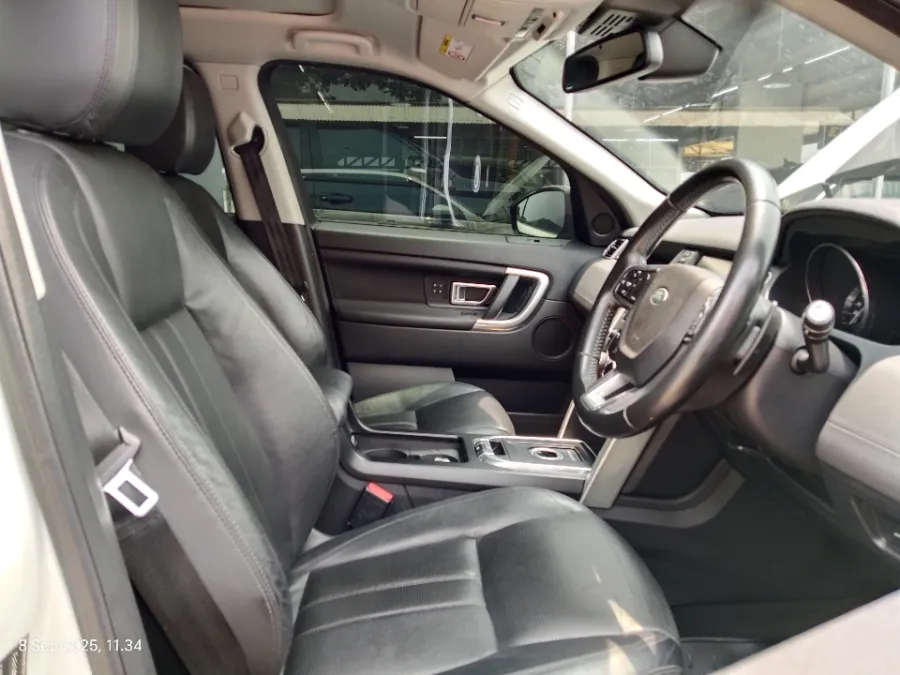 Foto Mobil Bekas Kabin Depan Land Rover Discovery Sport 2.0 HSE tahun 2015