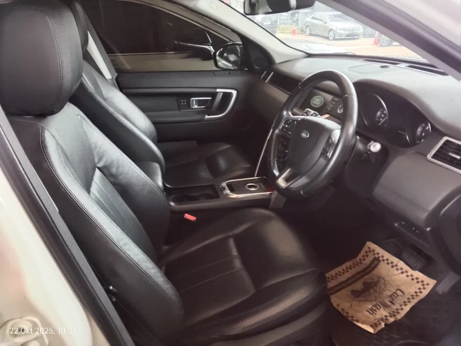 Foto Mobil Bekas Kabin Depan Land Rover Discovery Sport 2.0 HSE tahun 2015