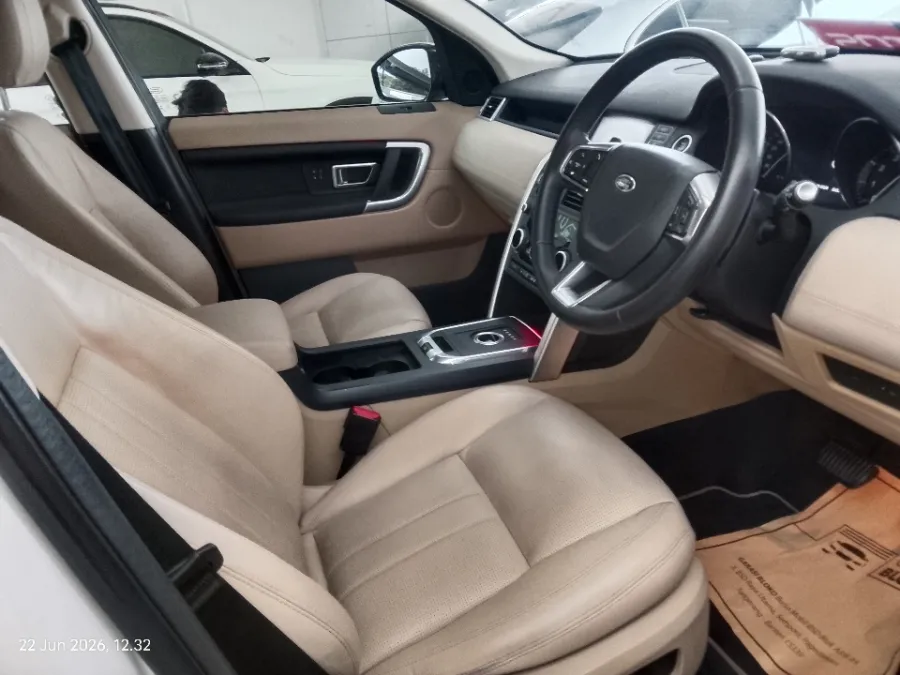Foto Mobil Bekas Kabin Depan Land Rover Discovery Sport 2.0 HSE tahun 2015