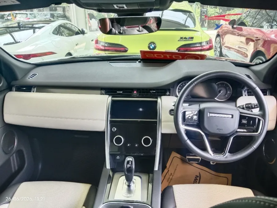 Foto Mobil Bekas Dashboard Land Rover Discovery Sport 2.0 HSE tahun 2022