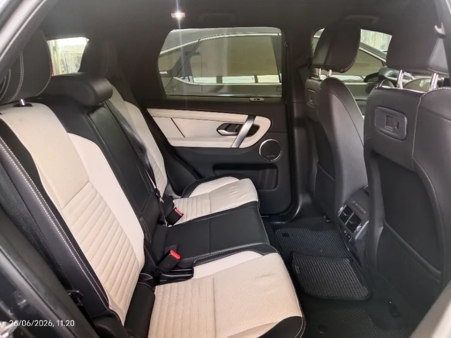 Foto Mobil Bekas Kabin Belakang Land Rover Discovery Sport 2.0 HSE tahun 2022