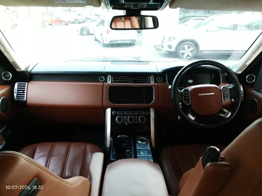 Foto Mobil Bekas Dashboard Land Rover Range Rover 3.0 tahun 2016