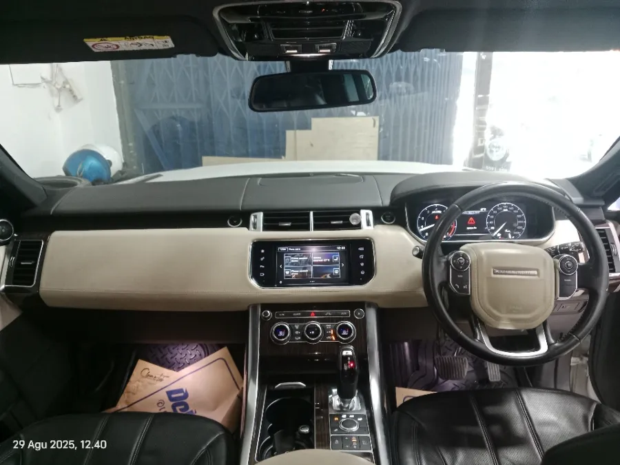 Foto Mobil Bekas Dashboard Land Rover Range Rover 3.0 tahun 2016