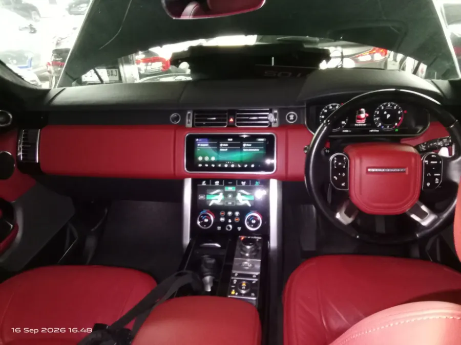Foto Mobil Bekas Dashboard Land Rover Range Rover 3.0 LWB tahun 2021