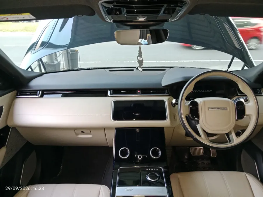 Foto Mobil Bekas Dashboard Land Rover Range Rover Velar 2.0 SE R-Dynamic 250 PS tahun 2017
