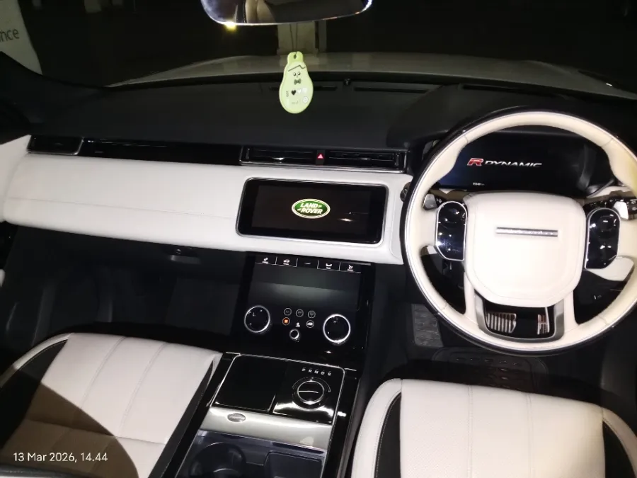 Foto Mobil Bekas Dashboard Land Rover Range Rover Velar 2.0 SE R-Dynamic 250 PS tahun 2018