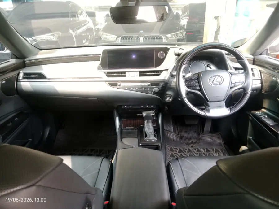 Foto Mobil Bekas Dashboard Lexus ES 250 2.5 tahun 2019