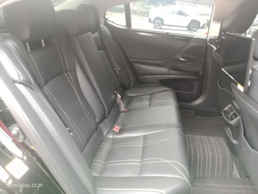 Foto Mobil Bekas Kabin Belakang Lexus ES 250 2.5 tahun 2019