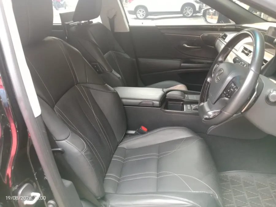 Foto Mobil Bekas Kabin Depan Lexus ES 250 2.5 tahun 2019