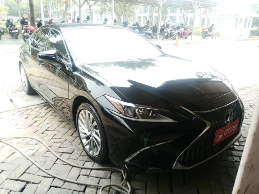 Foto Mobil Bekas Kanan Depan Lexus ES 250 2.5 tahun 2019