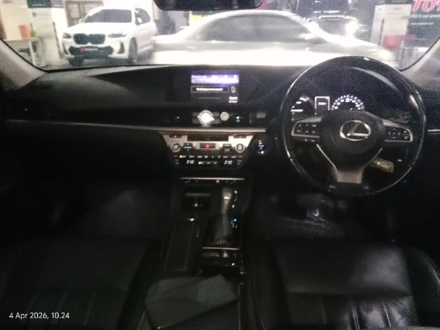 Foto Mobil Bekas Dashboard Lexus ES 300h 2.5 tahun 2017