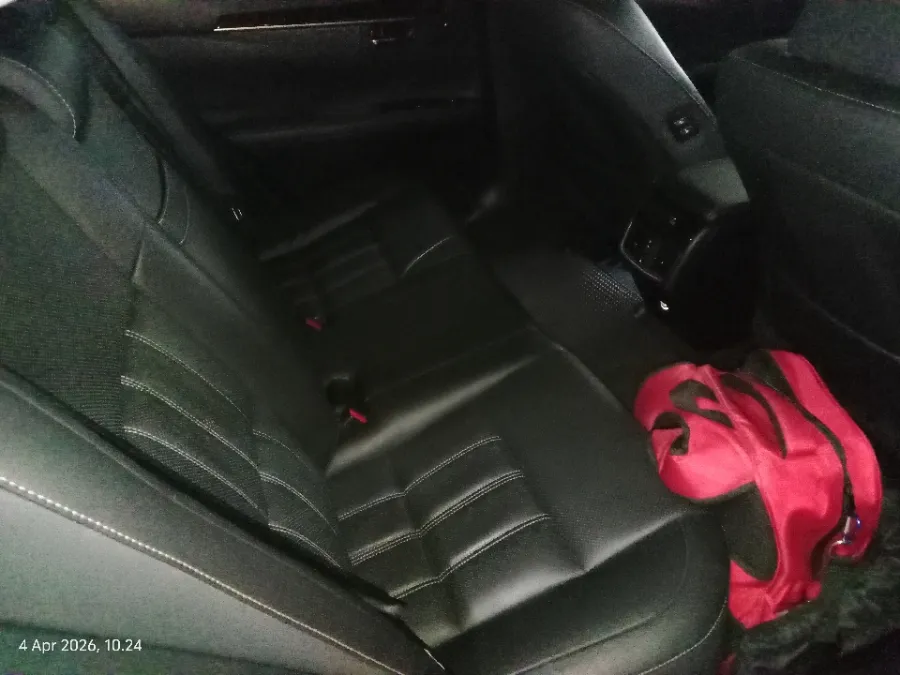 Foto Mobil Bekas Kabin Belakang Lexus ES 300h 2.5 tahun 2017
