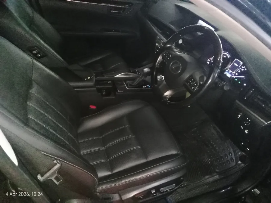 Foto Mobil Bekas Kabin Depan Lexus ES 300h 2.5 tahun 2017