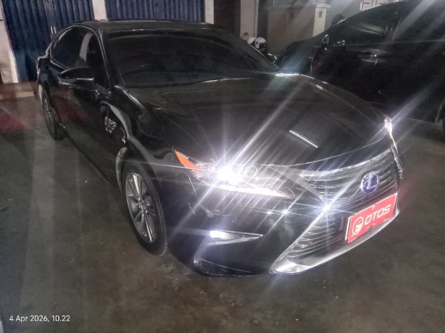 Foto Mobil Bekas Kanan Depan Lexus ES 300h 2.5 tahun 2017