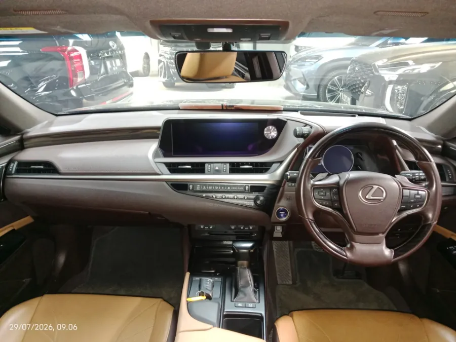 Foto Mobil Bekas Dashboard Lexus ES 300h 2.5 Ultra Luxury tahun 2018