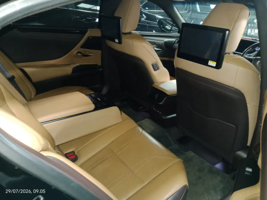 Foto Mobil Bekas Kabin Belakang Lexus ES 300h 2.5 Ultra Luxury tahun 2018