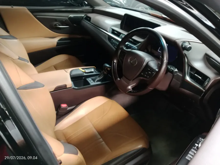 Foto Mobil Bekas Kabin Depan Lexus ES 300h 2.5 Ultra Luxury tahun 2018