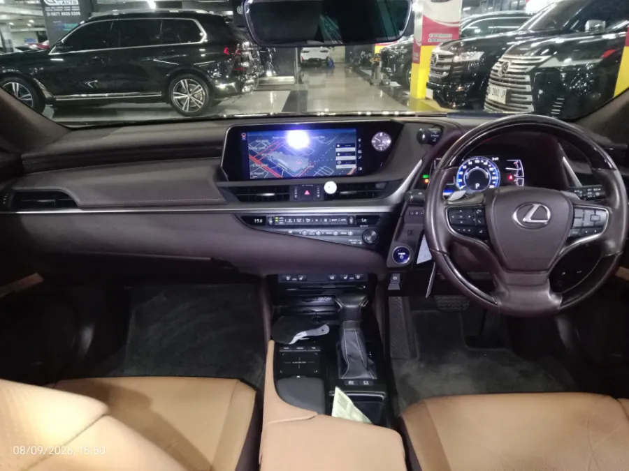 Foto Mobil Bekas Dashboard Lexus ES 300h 2.5 Ultra Luxury tahun 2019
