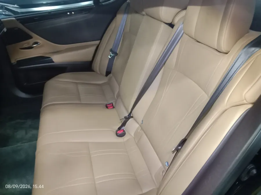 Foto Mobil Bekas Kabin Belakang Lexus ES 300h 2.5 Ultra Luxury tahun 2019
