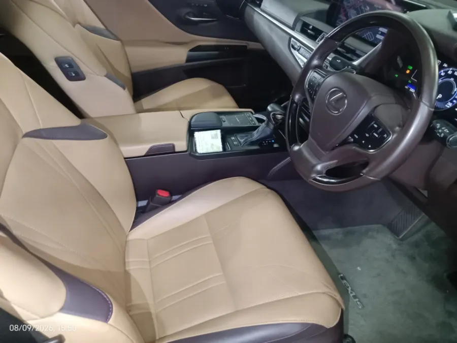 Foto Mobil Bekas Kabin Depan Lexus ES 300h 2.5 Ultra Luxury tahun 2019