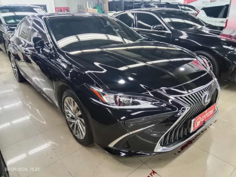 Foto Mobil Bekas Kanan Depan Lexus ES 300h 2.5 Ultra Luxury tahun 2019