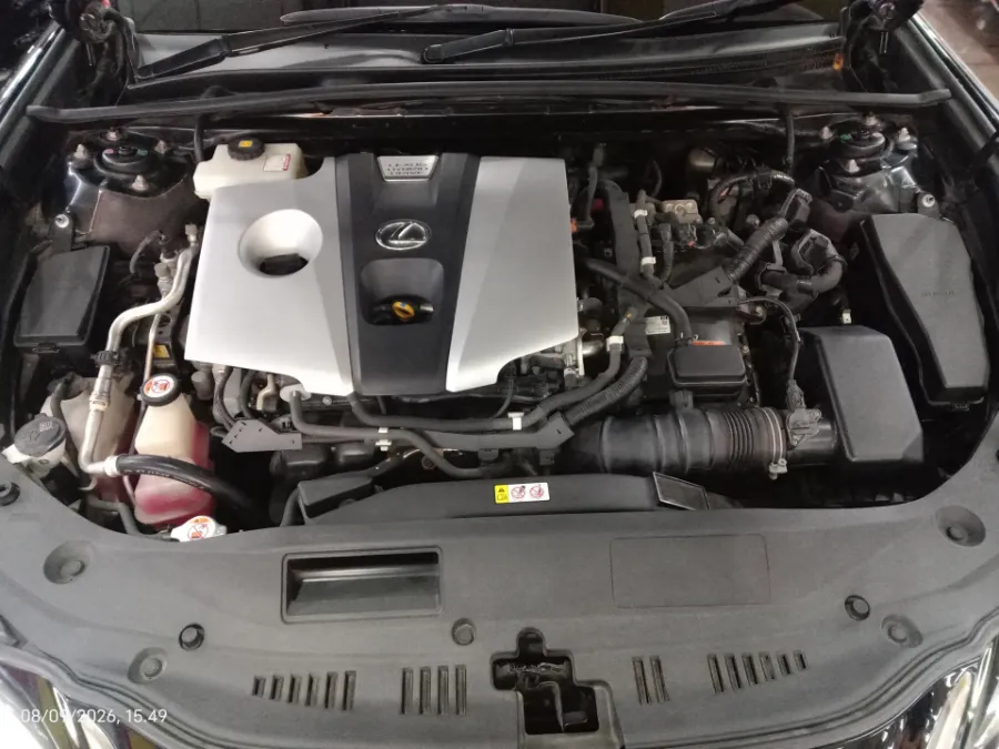 Foto Mobil Bekas Mesin Lexus ES 300h 2.5 Ultra Luxury tahun 2019