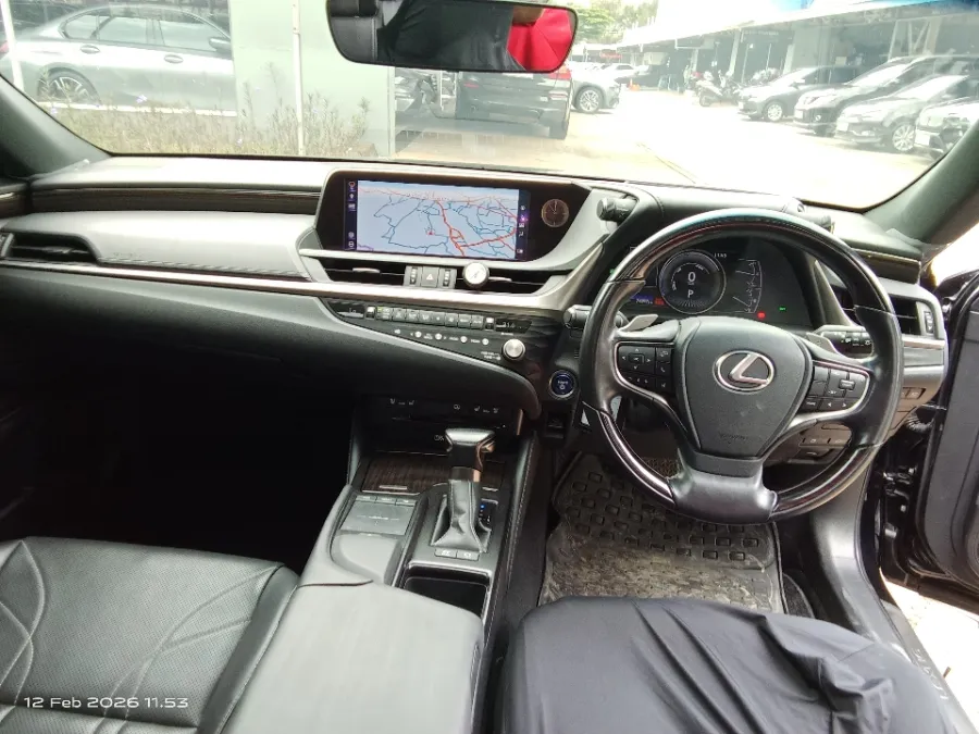 Foto Mobil Bekas Dashboard Lexus ES 300h 2.5 Ultra Luxury tahun 2021