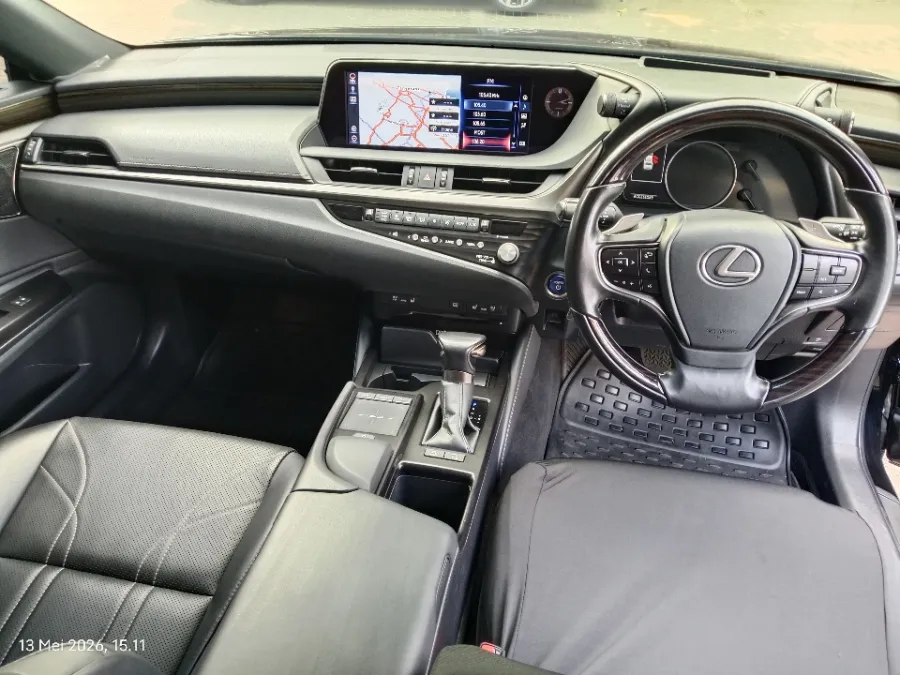 Foto Mobil Bekas Dashboard Lexus ES 300h 2.5 Ultra Luxury tahun 2021