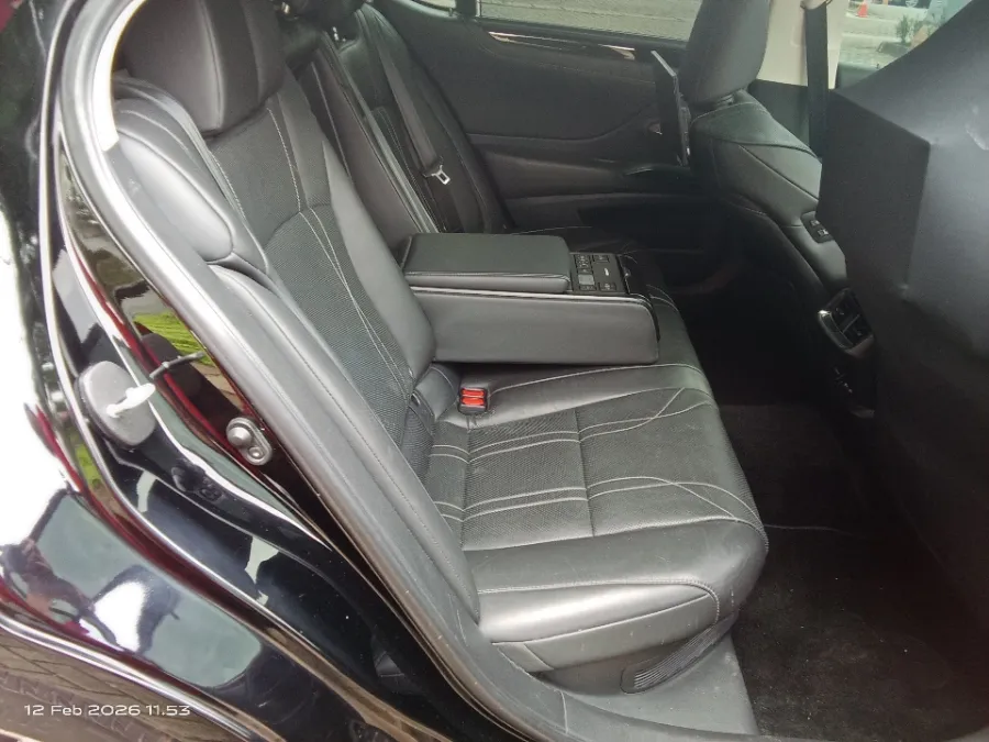 Foto Mobil Bekas Kabin Belakang Lexus ES 300h 2.5 Ultra Luxury tahun 2021