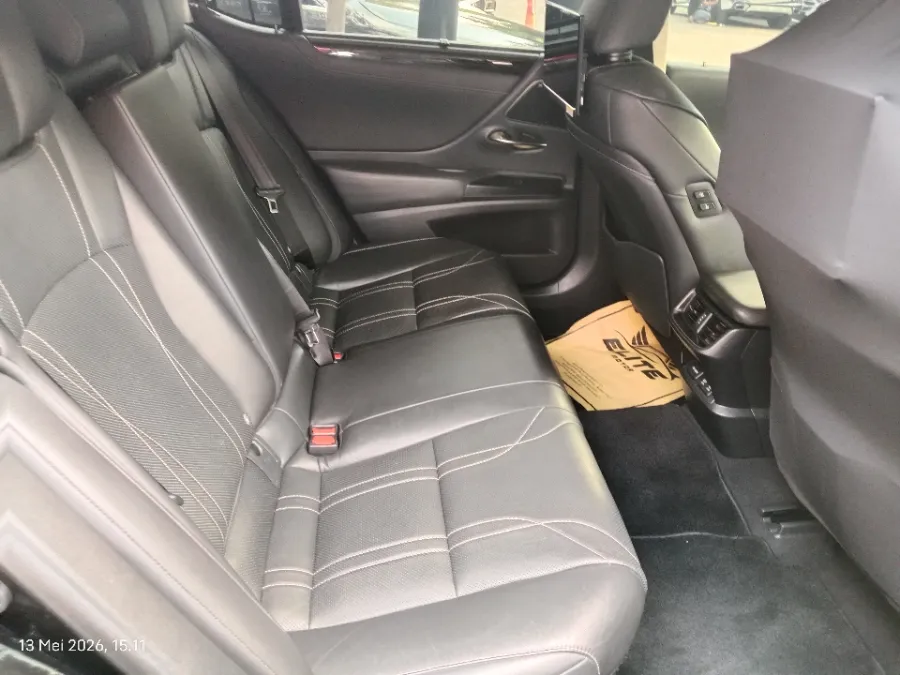 Foto Mobil Bekas Kabin Belakang Lexus ES 300h 2.5 Ultra Luxury tahun 2021