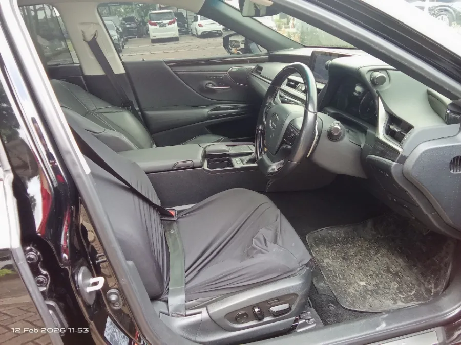 Foto Mobil Bekas Kabin Depan Lexus ES 300h 2.5 Ultra Luxury tahun 2021