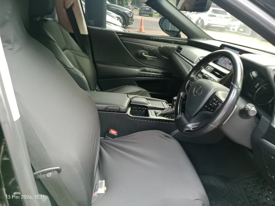 Foto Mobil Bekas Kabin Depan Lexus ES 300h 2.5 Ultra Luxury tahun 2021