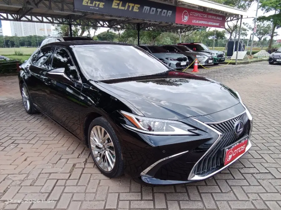 Foto Mobil Bekas Kanan Depan Lexus ES 300h 2.5 Ultra Luxury tahun 2021