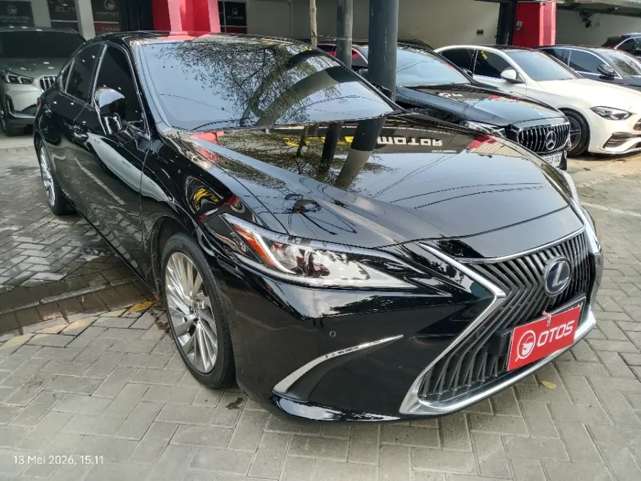Foto Mobil Bekas Kanan Depan Lexus ES 300h 2.5 Ultra Luxury tahun 2021