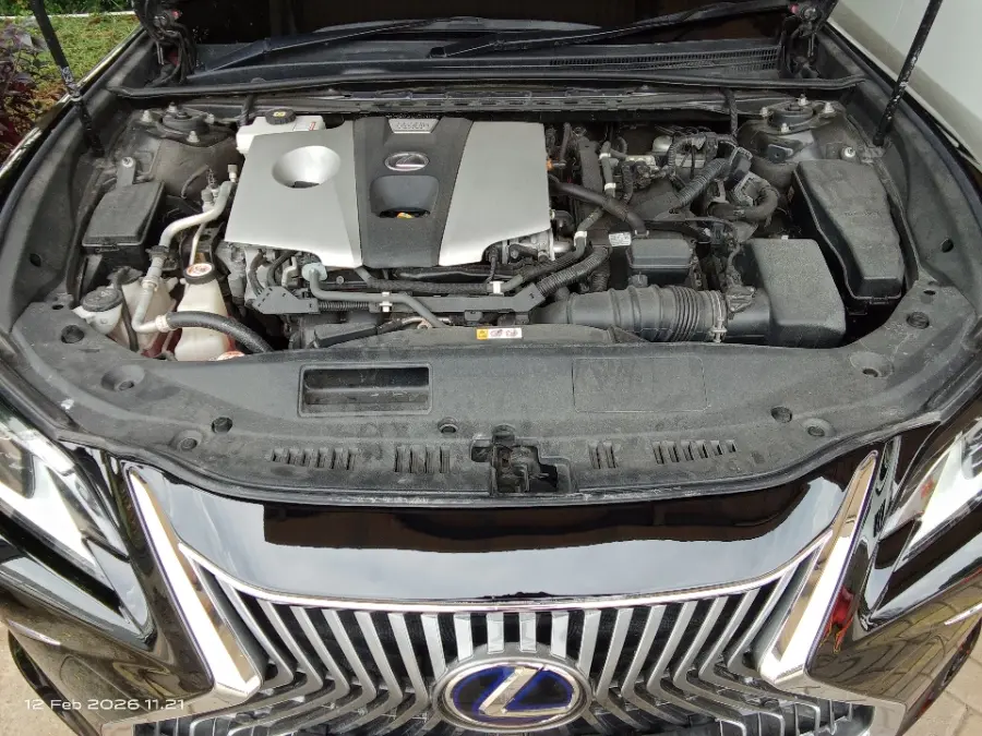 Foto Mobil Bekas Mesin Lexus ES 300h 2.5 Ultra Luxury tahun 2021