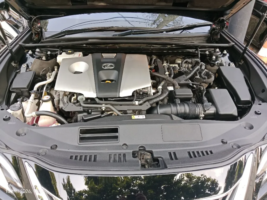 Foto Mobil Bekas Mesin Lexus ES 300h 2.5 Ultra Luxury tahun 2021