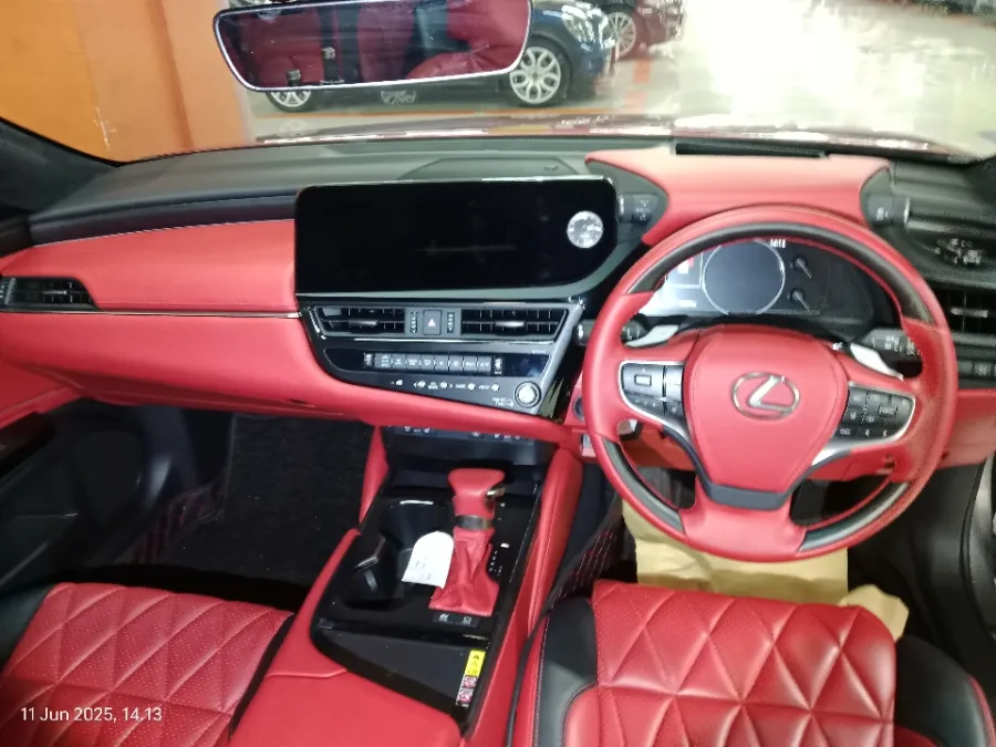Foto Mobil Bekas Dashboard Lexus ES 300h 2.5 Ultra Luxury tahun 2023