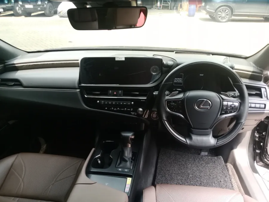 Foto Mobil Bekas Dashboard Lexus ES 300h 2.5 Ultra Luxury tahun 2023