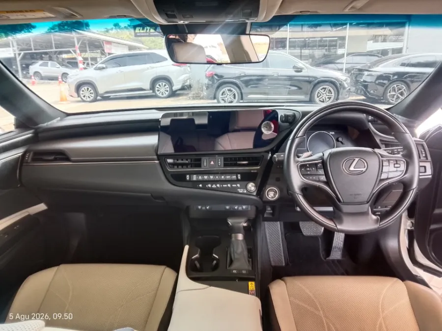 Foto Mobil Bekas Dashboard Lexus ES 300h 2.5 Ultra Luxury tahun 2023