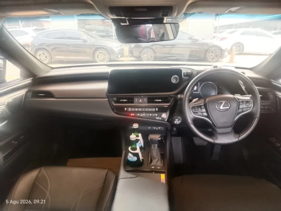 Foto Mobil Bekas Dashboard Lexus ES 300h 2.5 Ultra Luxury tahun 2023