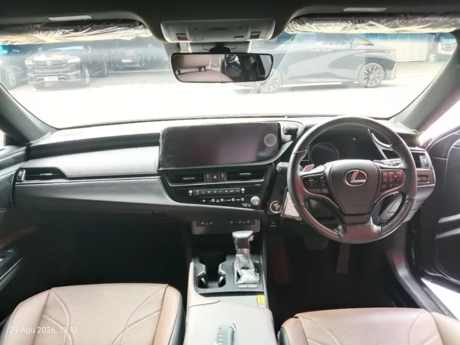 Foto Mobil Bekas Dashboard Lexus ES 300h 2.5 Ultra Luxury tahun 2023