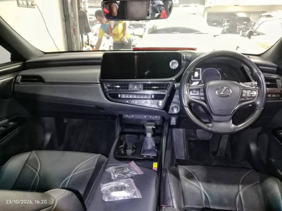 Foto Mobil Bekas Dashboard Lexus ES 300h 2.5 Ultra Luxury tahun 2023