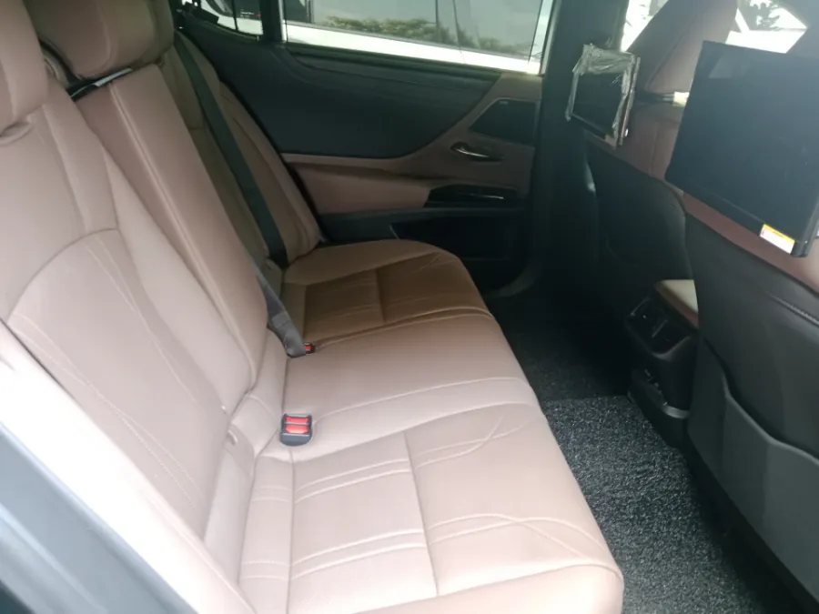 Foto Mobil Bekas Kabin Belakang Lexus ES 300h 2.5 Ultra Luxury tahun 2023