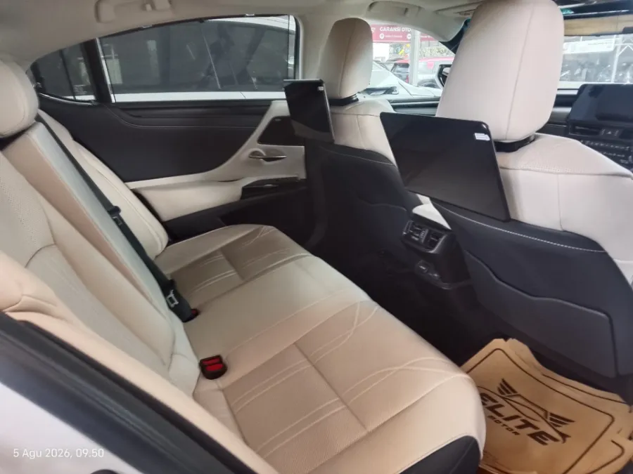 Foto Mobil Bekas Kabin Belakang Lexus ES 300h 2.5 Ultra Luxury tahun 2023