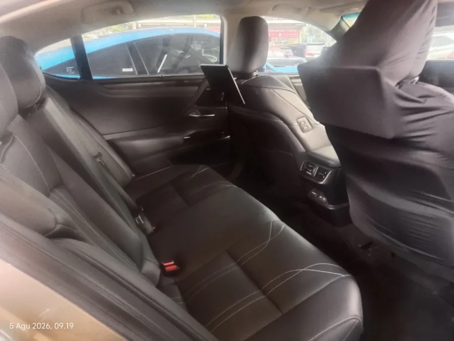 Foto Mobil Bekas Kabin Belakang Lexus ES 300h 2.5 Ultra Luxury tahun 2023