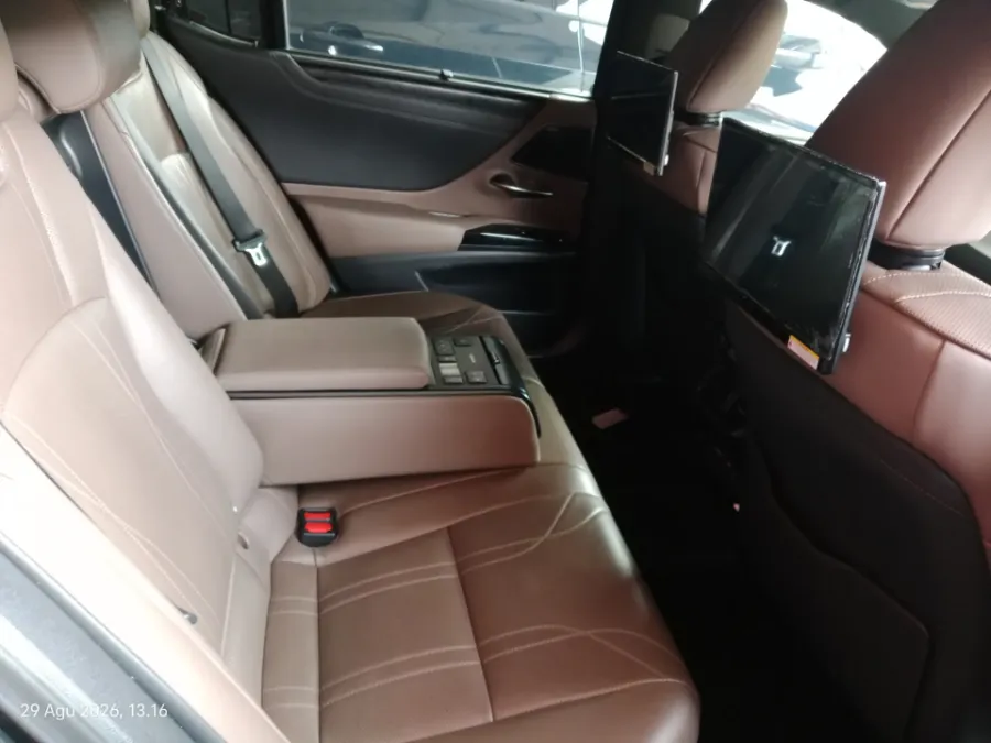 Foto Mobil Bekas Kabin Belakang Lexus ES 300h 2.5 Ultra Luxury tahun 2023