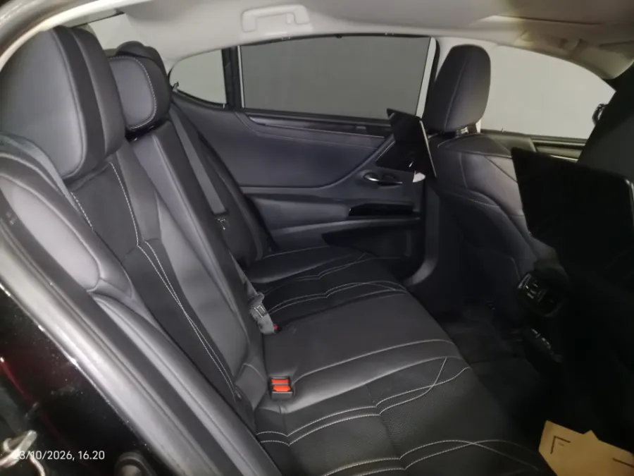 Foto Mobil Bekas Kabin Belakang Lexus ES 300h 2.5 Ultra Luxury tahun 2023